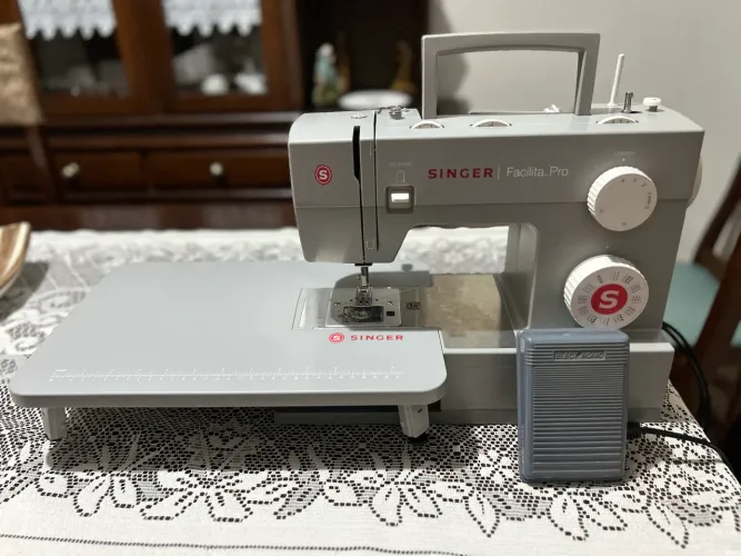 Máquina de Costura Reta Singer Facilita Pro 4432- Completa com Braço Extensor