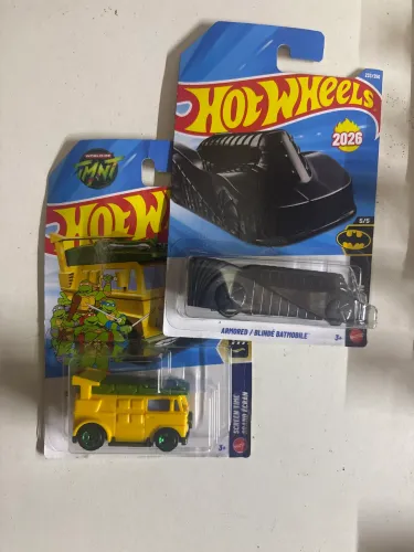 Combo Hot Wheels Armored / Blindé Batmobile (Batman) + tartaruga ninja