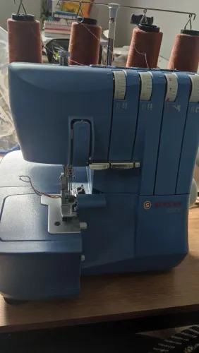 Máquina overloque Singer S0235 sem uso