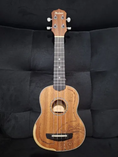 Ukulele Soprano Kalani Nalu Mogno 21 Pol Com Bag Acústico