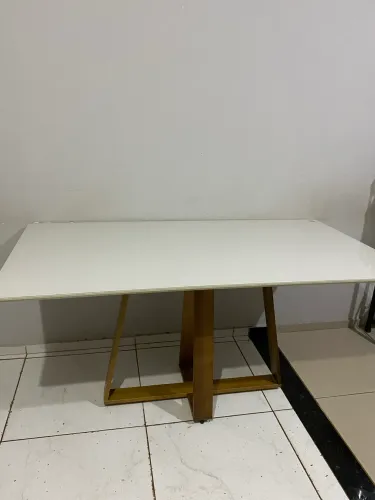 Vendo mesa de jantar, seis cadeiras vão de brinde