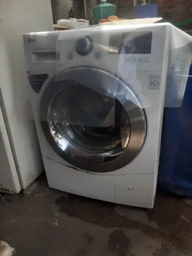 Máquina de lavar roupa com defeito.