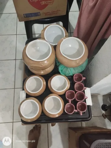 Conjunto de pote de louça com 6 xícaras de louça semi nova em perfeito estado 