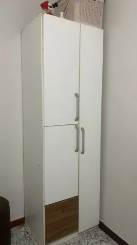 Guarda-roupa pequeno