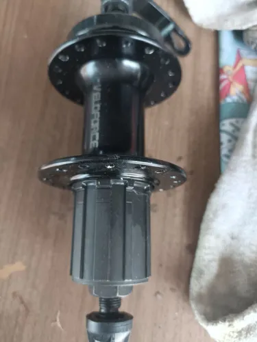 Cubo traseiro rolamentado para freehub.