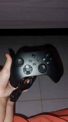Controle gamer, com hall effect, vibração dupla, botões M1 e M2, e giroscópio.