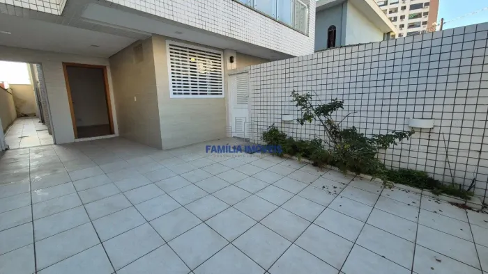 Casa sobreposta baixa à venda 3 suítes Ponta da Praia Santos/SP