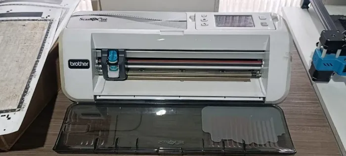 PLOTTER DE RECORTE SCANNCUT BROTHER CM 300 Usada