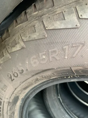Pneus em ótimo estado, medida 265/65 aro 17