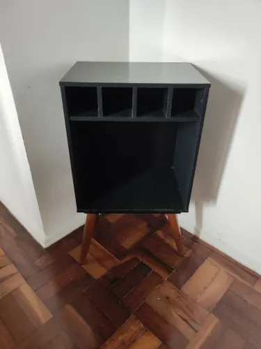 Mesa lateral bar pés palitos