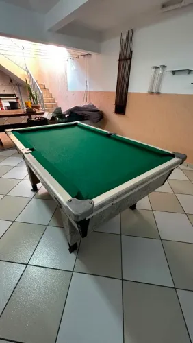 Mesa de sinuca em ótimo estado, acompanha 2 jogos de bola e tacos