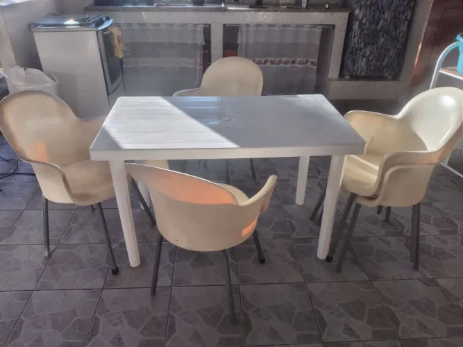 MESA PLÁSTICA BRANCA semi-nova + 4 Cadeiras.  Retirada no local
