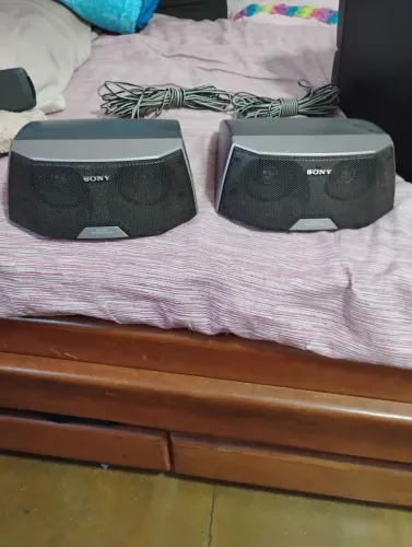 Duas Caixas sony Surround Sound.