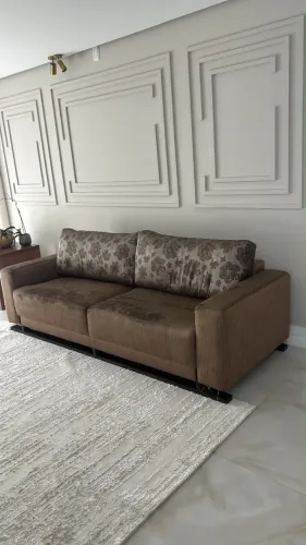 Conjunto de estofado com poltrona e namoradeira , com cachepô , 2 mesas de apoio lateral e