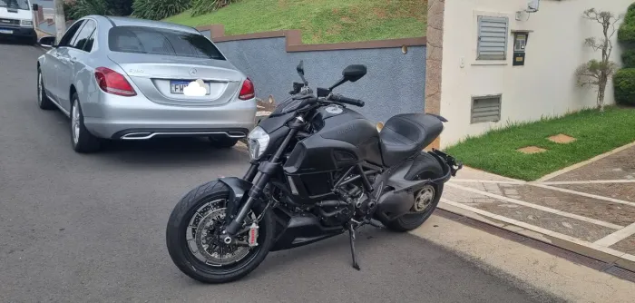 Ducati Diavel com 7 Mil KM 2015