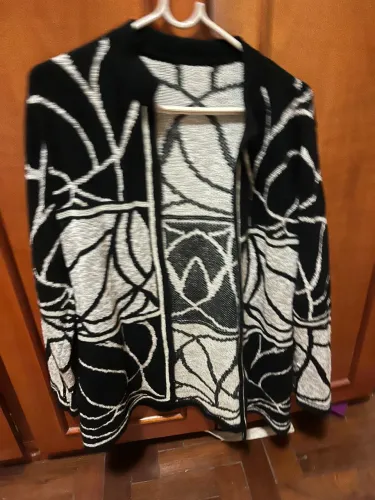 Casaco de frio de lã estampa de folhas preto e branco 