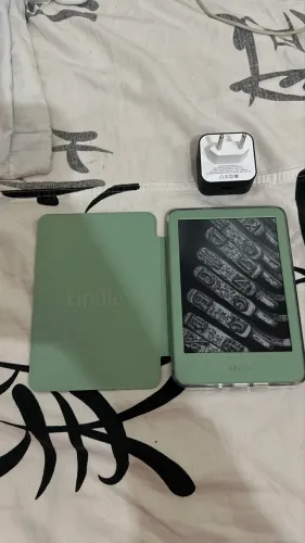 Kindle 16Gb (Geração mais recente) + Capa protetora + Adaptador Amazon
