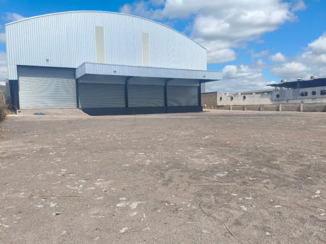Galpão para locação em Divinópolis com doca um de 1500 metros outro de 3000 .