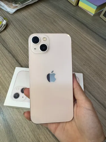 Vendo iPhone 13 rosê 256gb com NF, cabo original, capinhas e película 