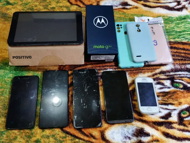 Lote de aparelhos celulares pra retirada de peças.