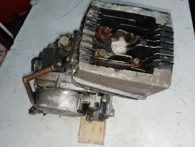 Motor Yamaha RD135 Z ano 1983 pra retirada de peças 