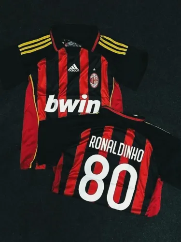 (PROMOÇÃO!) Camisa AC Milan Retrô Preta e Vermelha - Ronaldinho Gaúcho Nº 80