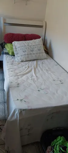 Escrivaninhas, penteadeira e cama de solteiro