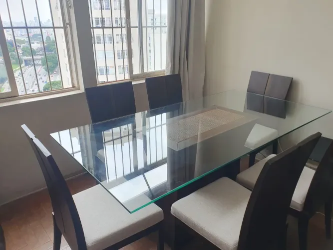 Mesa de jantar de vidro grosso temperado, acompanha 6 cadeiras, tudo em perfeito estado