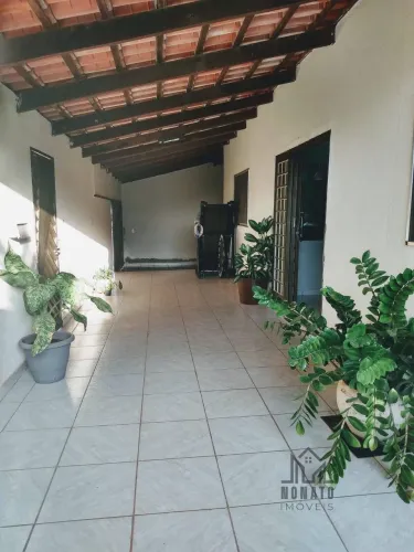 Casa de Esquina à Venda com 3 Quartos e Armários Planejados Lote de 235 m
