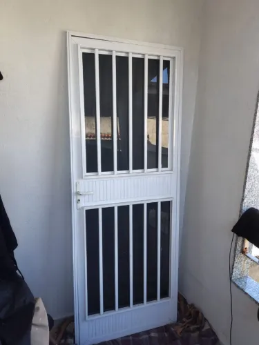 Porta de Alumínio Branca com Vidro 2,10x0,80 - Linda e Moderna