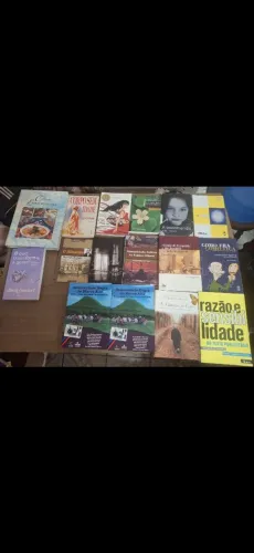 Livro com 16 livros