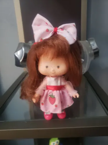 Boneca moranguinho linda em ótimo estado