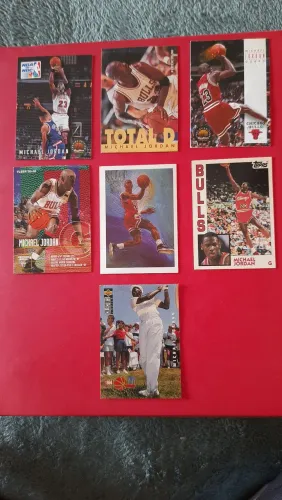 Vendo 450 cards da nba novos em duas pastas por 500,00 reais...