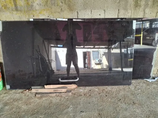 Porta de vidro fume com puxador