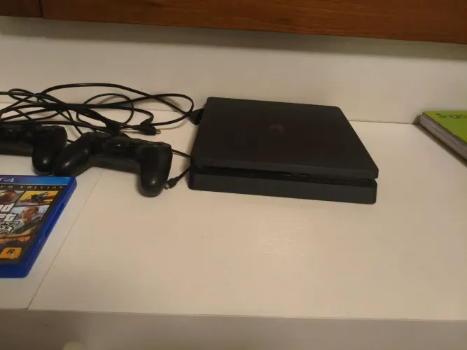 Ps4 com jogos e 2 controles