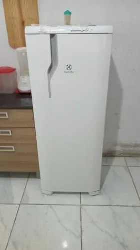 Geladeira.  Eletrolux 240 Litros. Tel:62- *