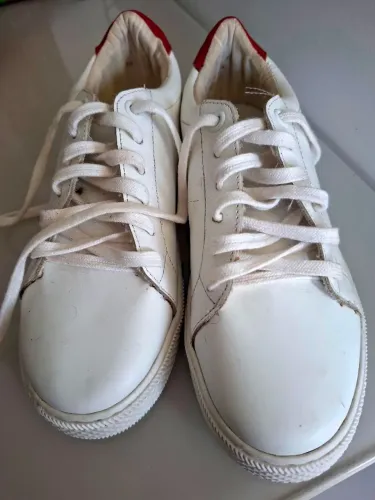 Tênis Santinato tamanho 34 Branco com detalhe vermelho 