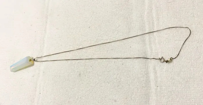 Vende-se Colar Prateado com pingente de pedra da Lua em formato de Pêndulo. 