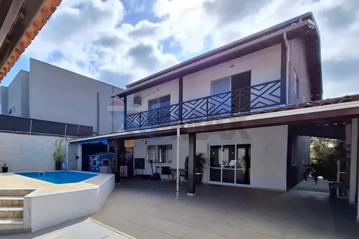 Casa à venda na Cidade Jardim com piscina 5 dormitórios sendo 3 suítes à 5 minutos da prai