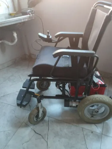 Cadeira de rodas elétrica.