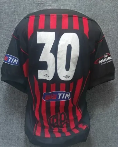 2 camisas do Atlético paranaense