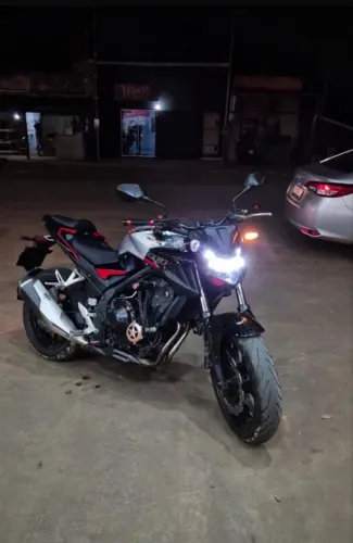 Cb 500x com acessórios esportivos
