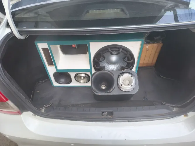 Vendo som completo para carro e casa. Valor: 2.100