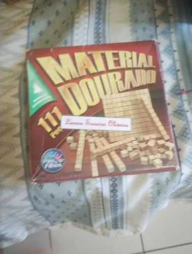 Material Dourado
