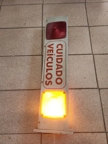 sinalizador de entrada e saída de veículos