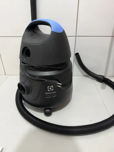 Aspirador de Pó e Água Electrolux 1400W c/ Conjunto de Acessórios e Rodas 360°
