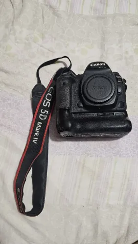 Canon 5D Mark IV <br>Grip + bateria <br>Carregador<br>Alça<br><br>329k cliques<br><br>*R$ 5.000,00*