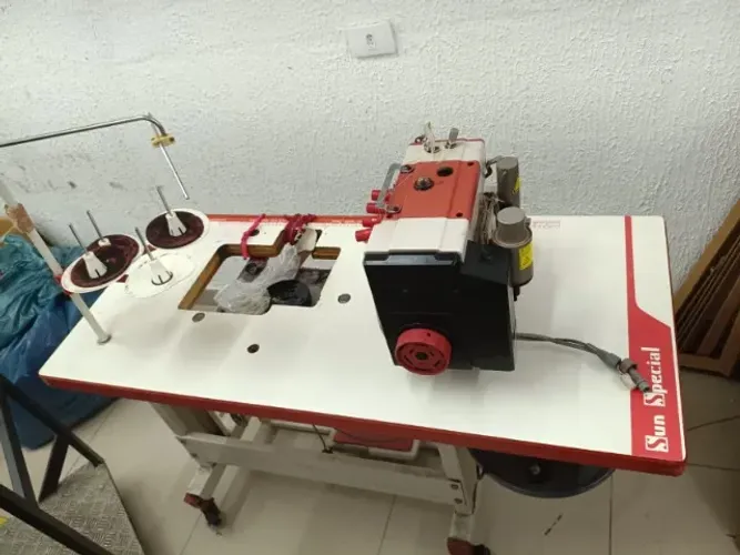Maquina Costura Overlock Industrial Eletrônica Sun Special SS800DES-4UTD-TZ-SU