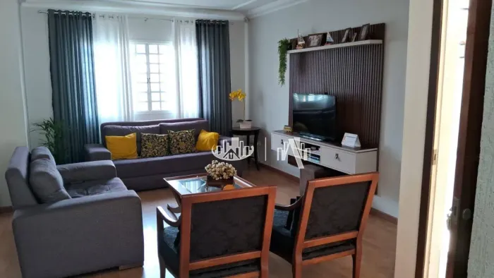 Casa com 4 Quartos à venda, 197 m² por R$ 849.000 - Califórnia - Londrina/PR