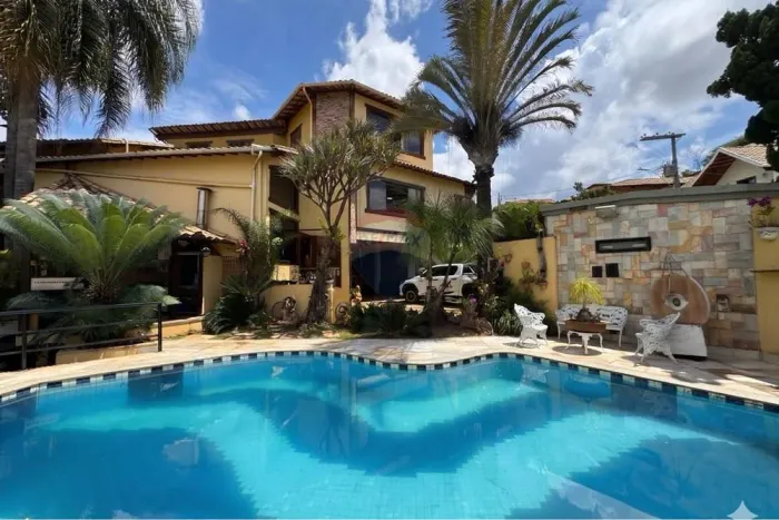 Casa no Condomínio Granja Verde com 4 Suítes e Piscina no bairro Planalto